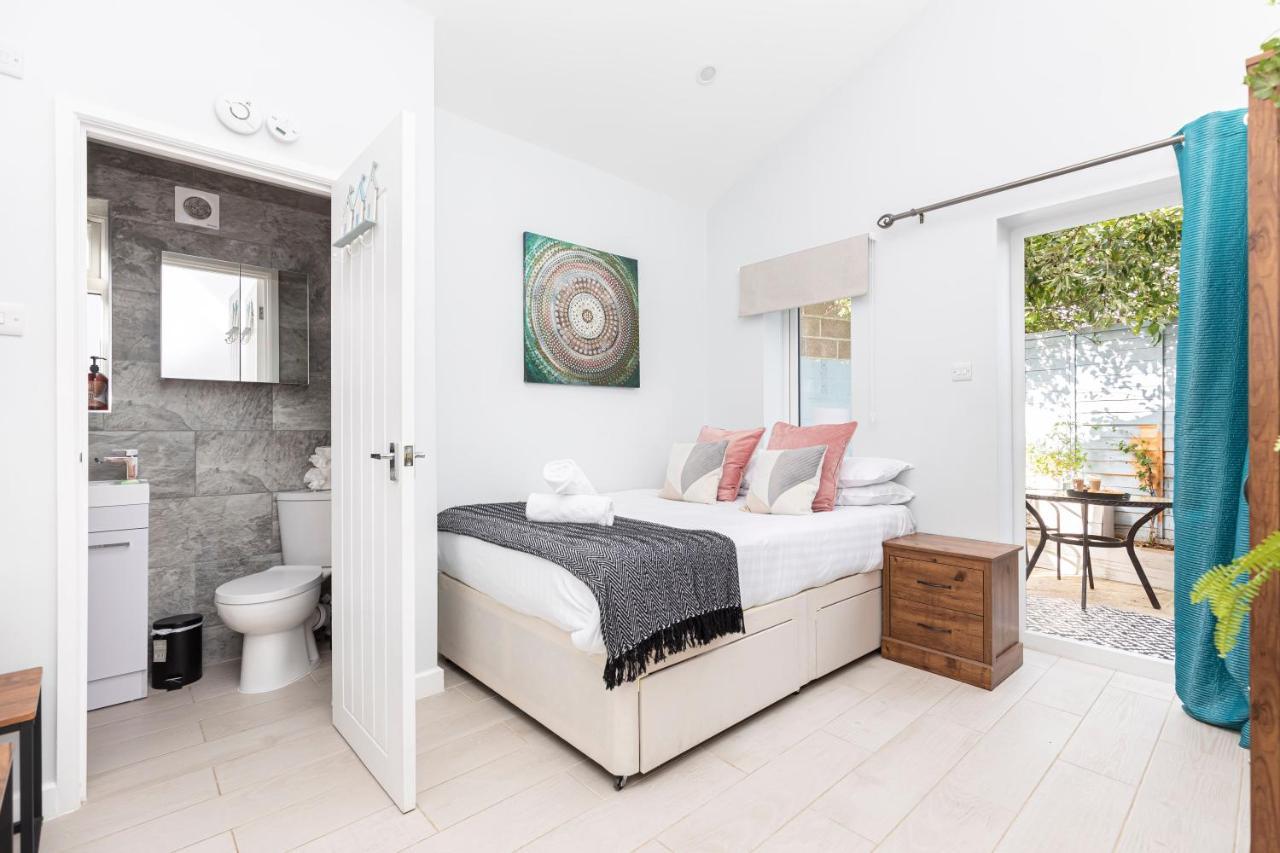 New, Stylish Studio Flat With Private Patio And Free On-Street Parking Check Out At 11Am Bournemouth Exterior foto