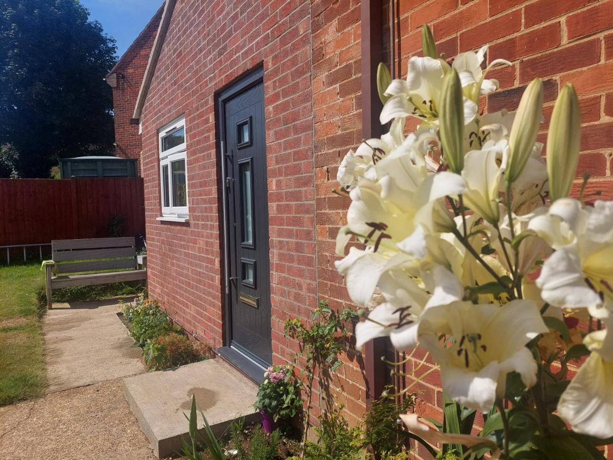New, Stylish Studio Flat With Private Patio And Free On-Street Parking Check Out At 11Am Bournemouth Exterior foto
